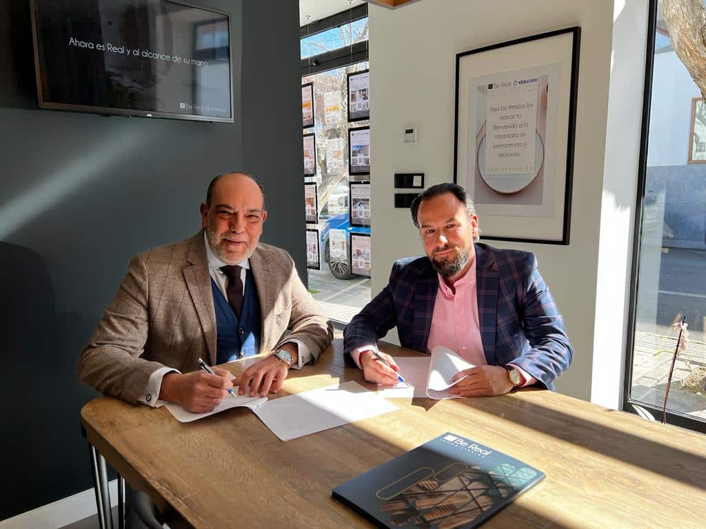 Ángel M. Gómez y Víctor López firman el acuerdo que une a PZT y Be Real Inmobiliarias